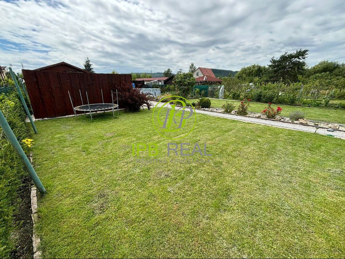 Upravená záhrada s chatou na Žabom majeri - 4