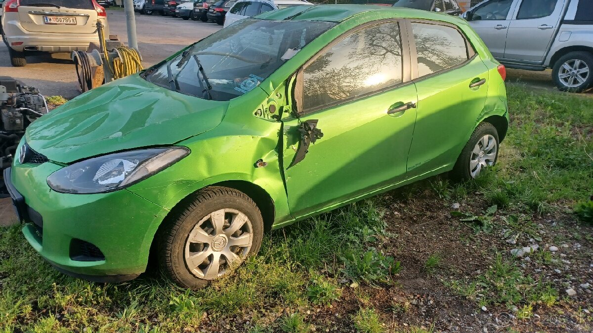 Mazda 2 benzín 1.35 i 2011 - 4