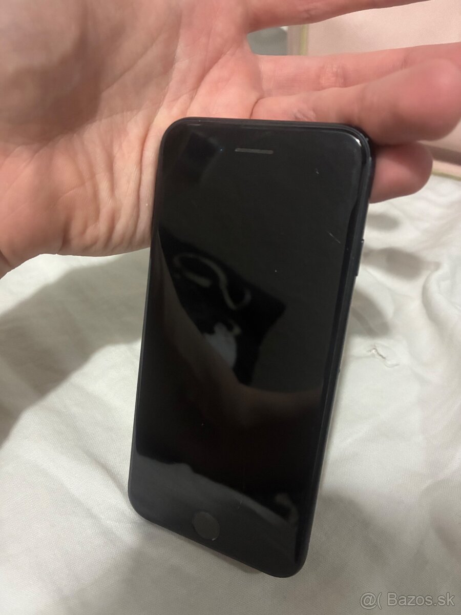 Zachovalý iphone se 2022 - 4