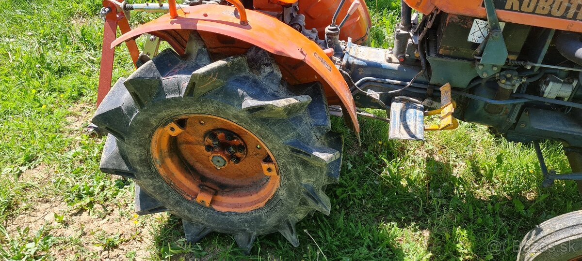 Japonský malotraktor Kubota B7000E - 4