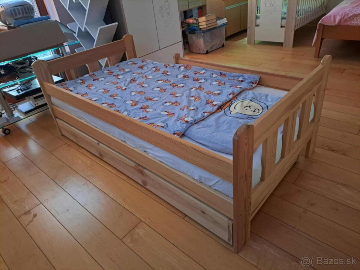 Dedská drevená posteľ so zásuvkou a zábradlím - 4