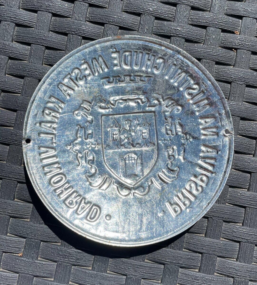 Stará plechová cedule ŽEBRAČENKA přispívá na místní chudé - 4