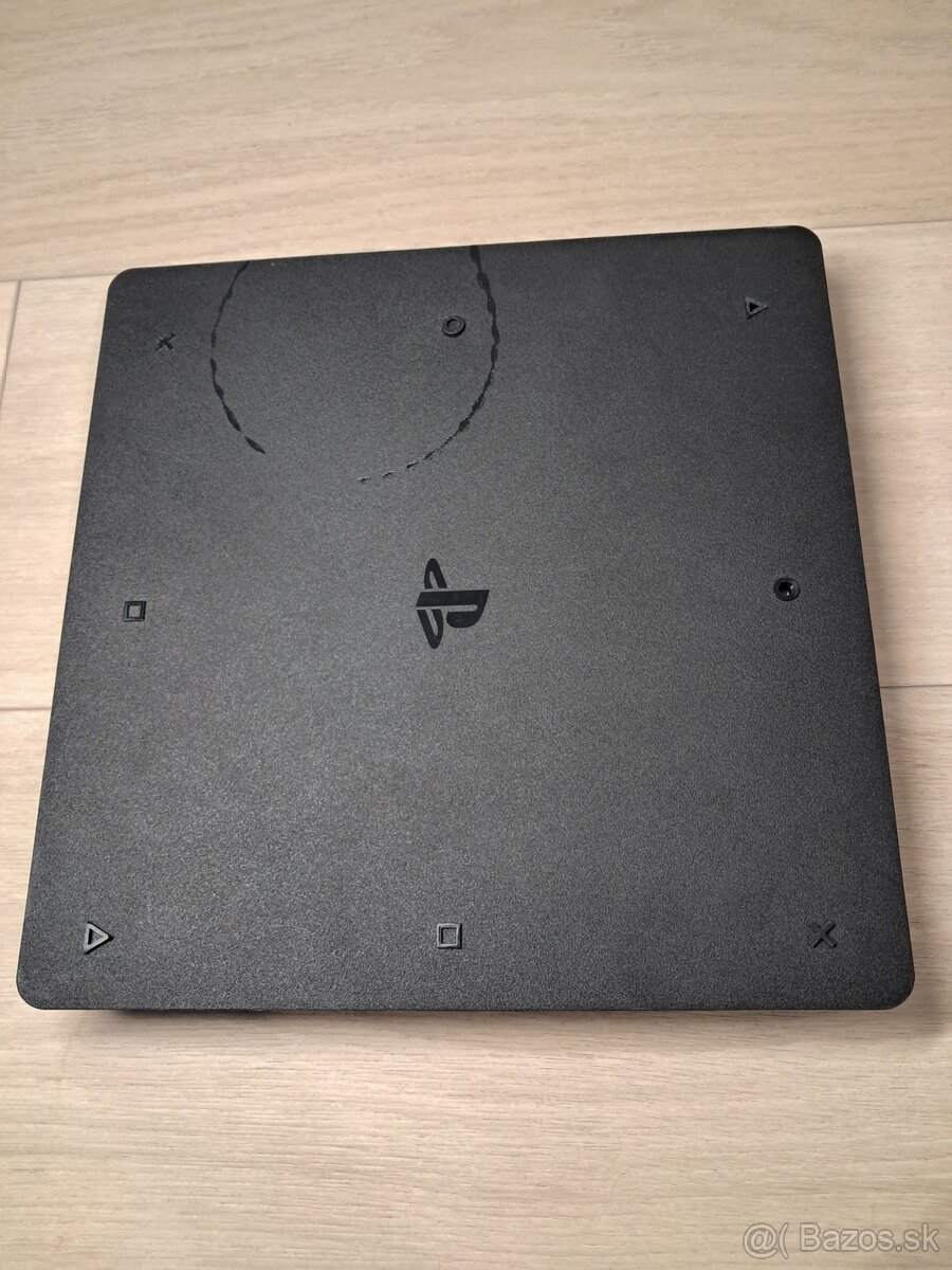 PS4 slim 500GB, 2 ovládače, 4 hry - 4