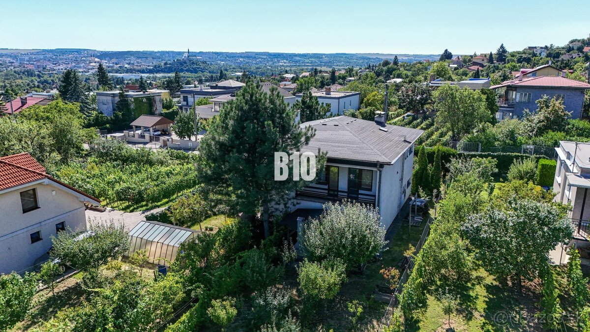 Rodinný dom s nádherným 8 árovým pozemkom na Kamennej ulici - 4