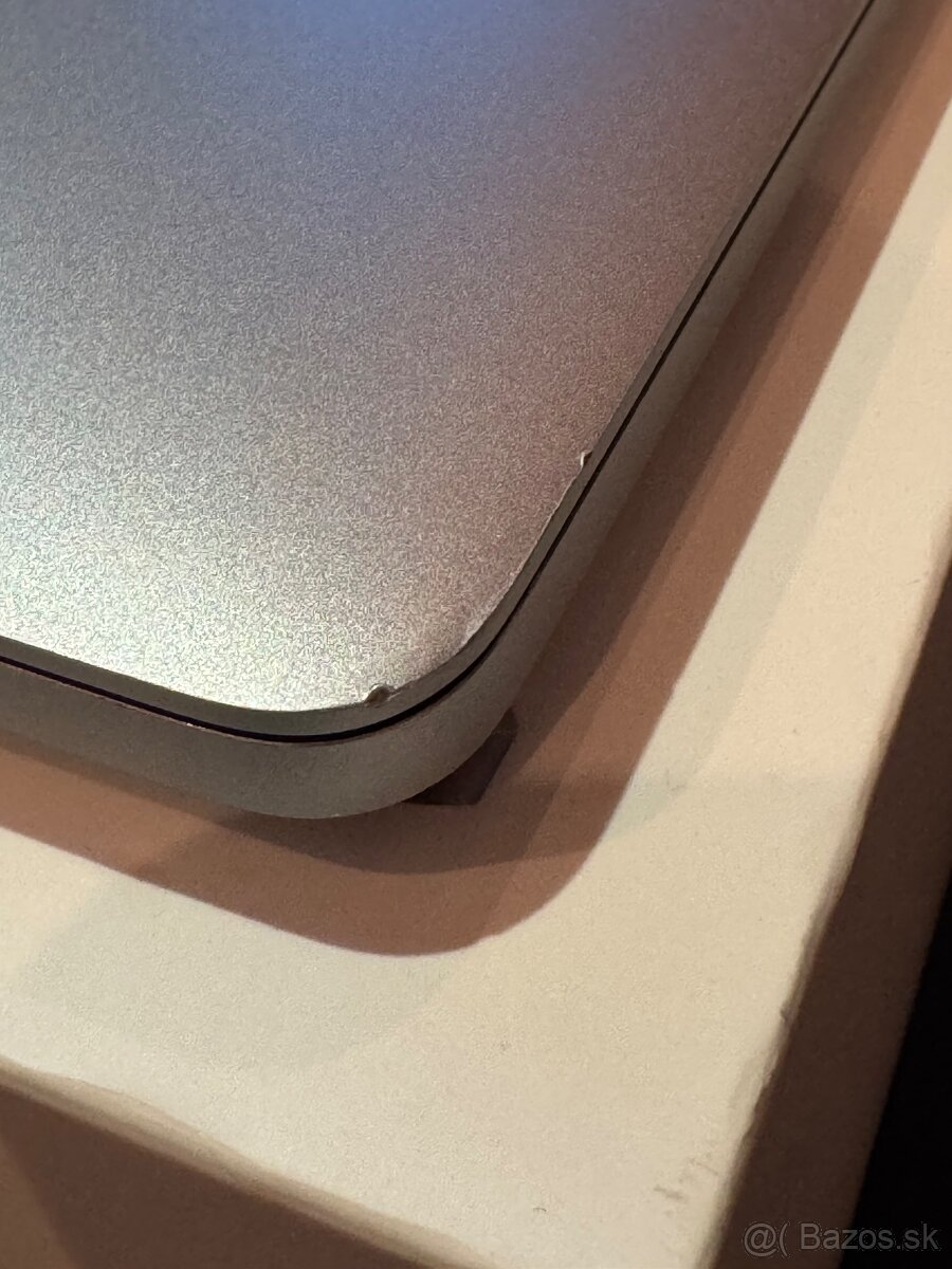 Predám Macbook Pro Retina 13 2020 8GB Ram 1T SSD Touch Bar - 4
