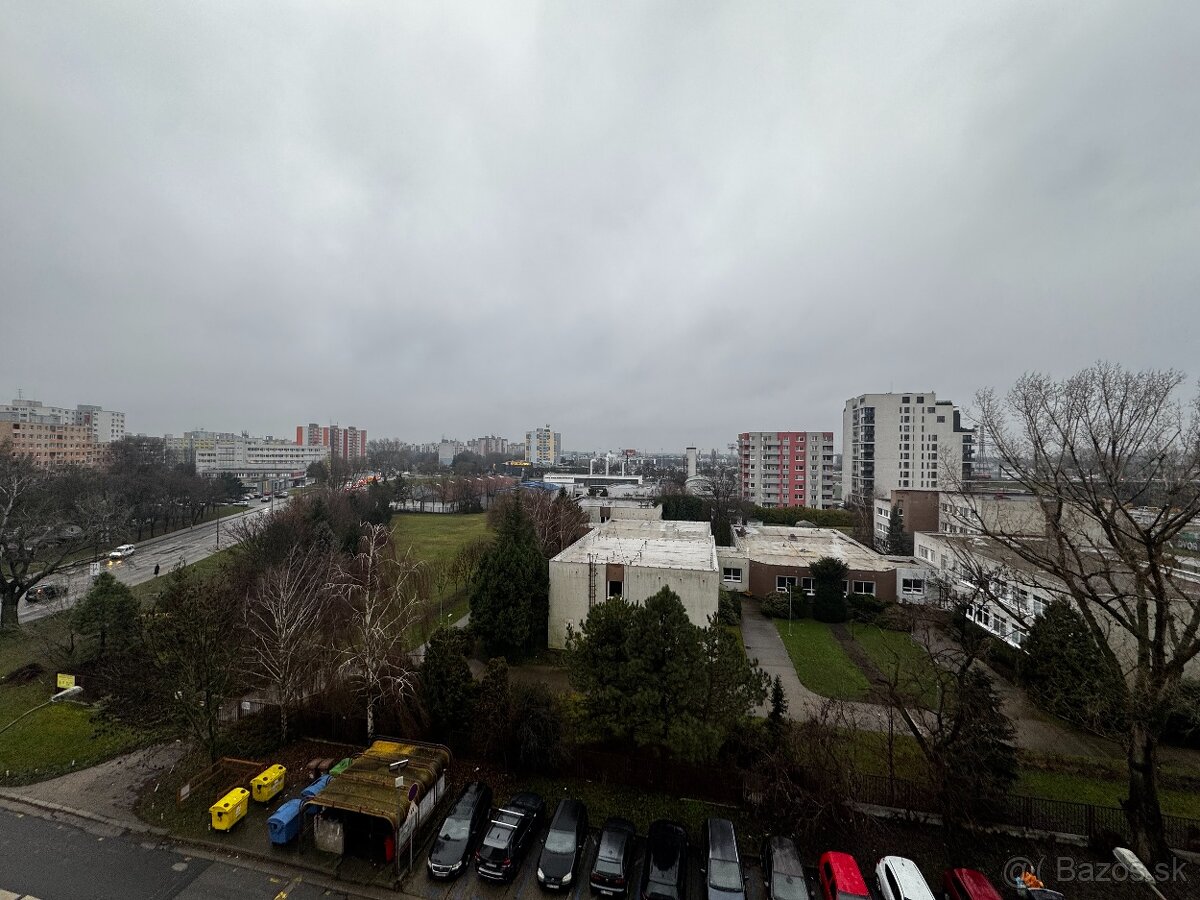 Ponúkame na prenájom stredne veľkú izbu v štvorizbovom byte - 4