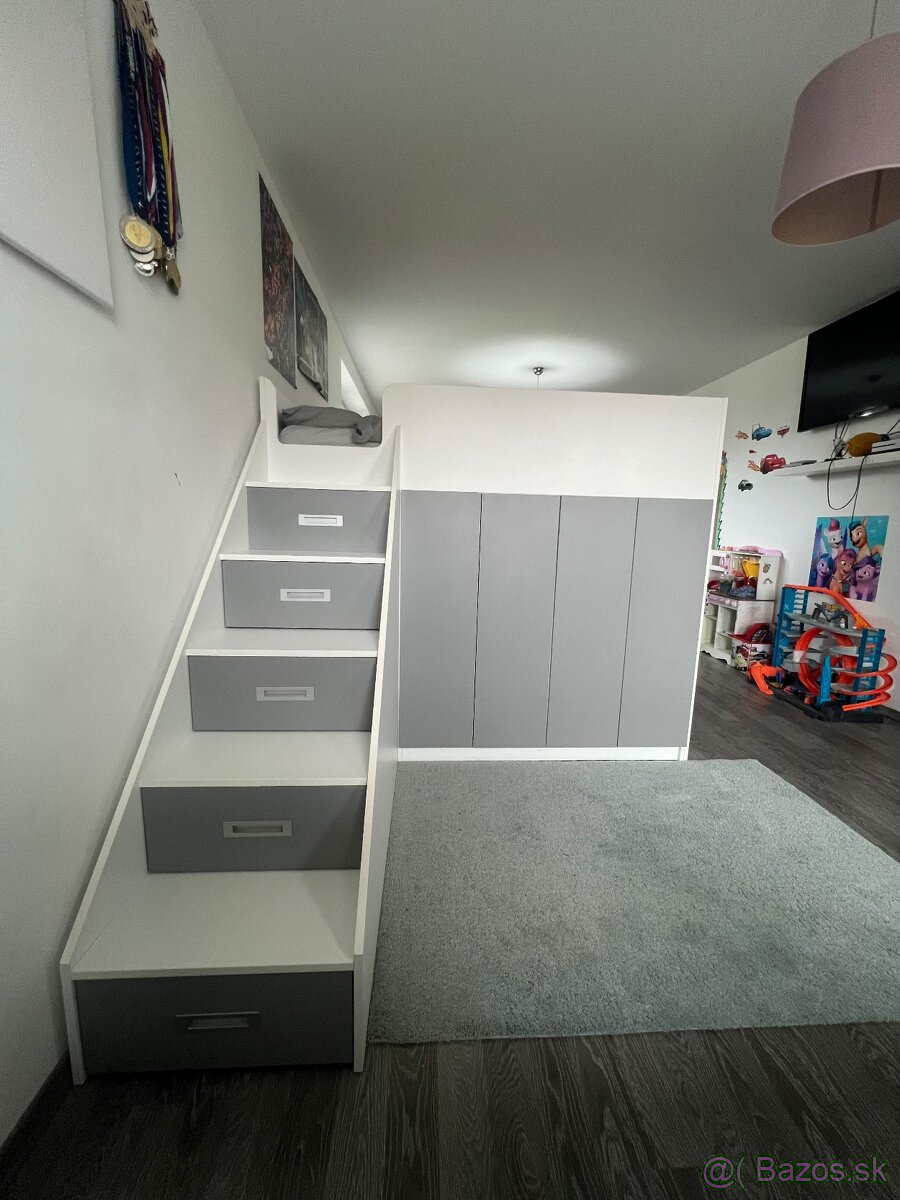 Detská posteľ na mieru so šmykľavkou a úložným priestorom - 4