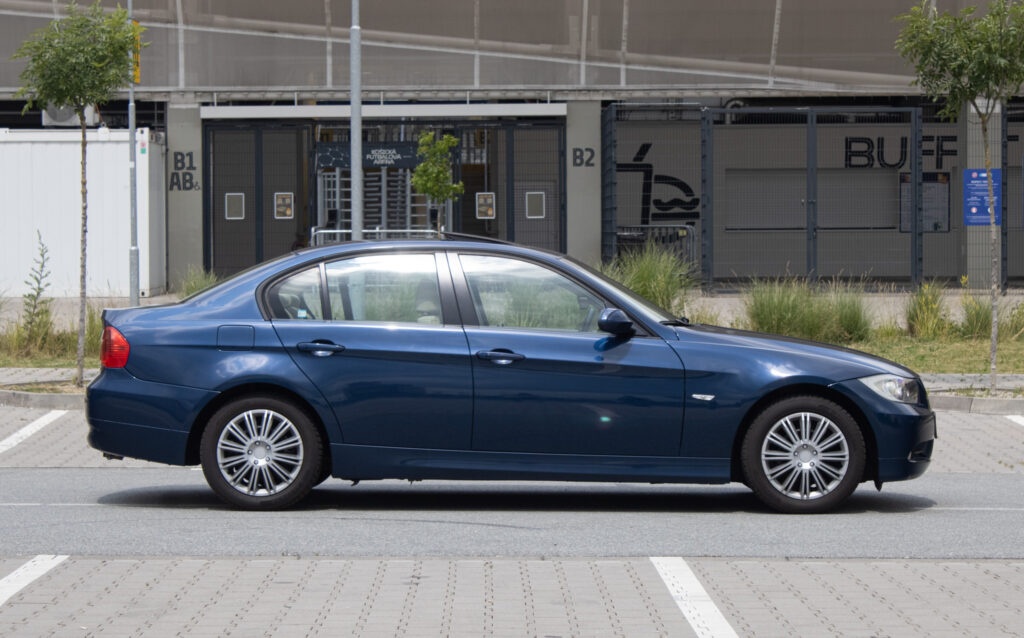 BMW 318i (E90) z roku 2005 - 4