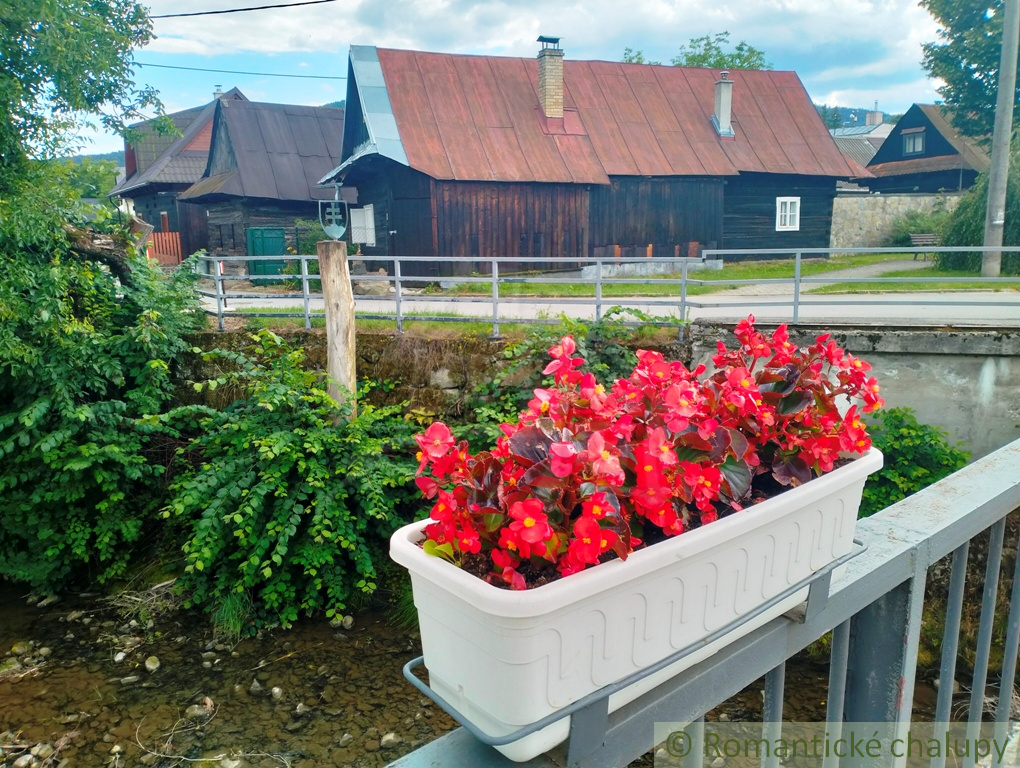 Drevenička v centre krásnej obce Papradno na predaj - 4