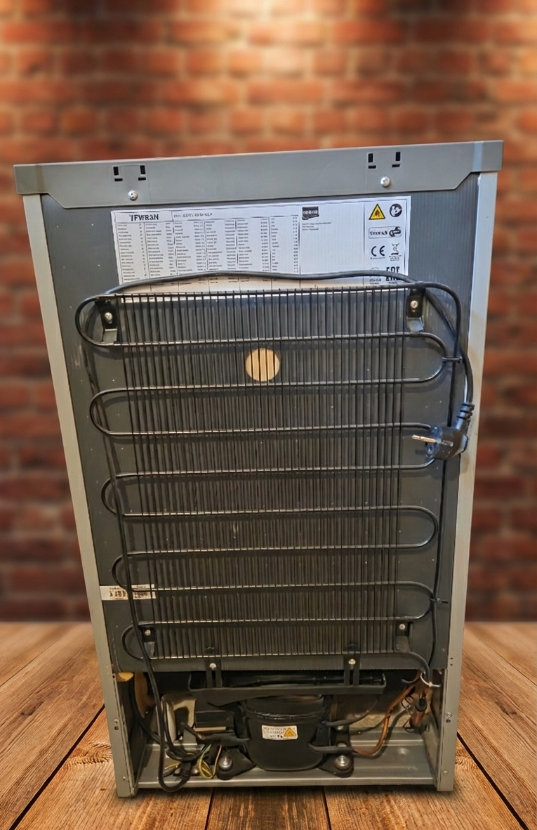 Malá kancelárska chladnička značky Fairline, model TFW85N. - 4