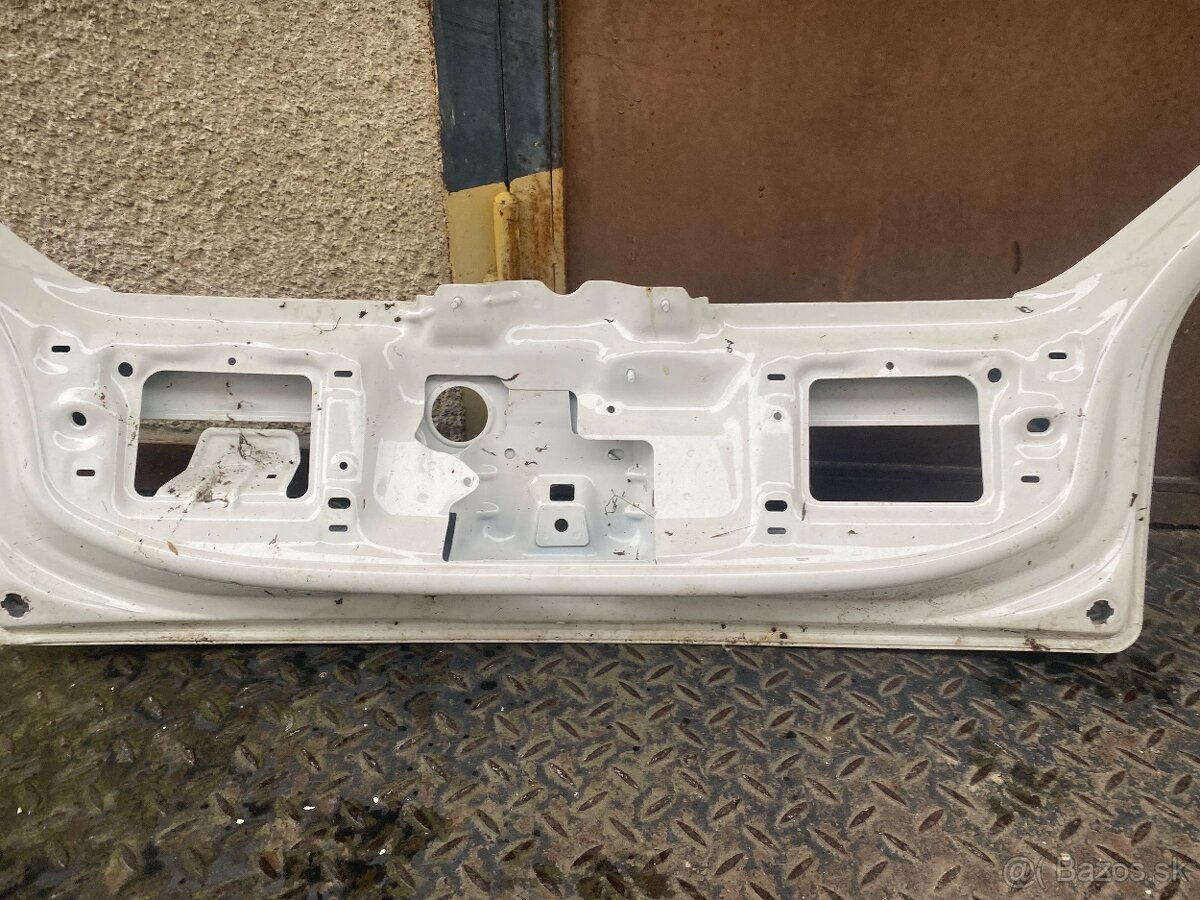 VW UP zadna kapota - 4