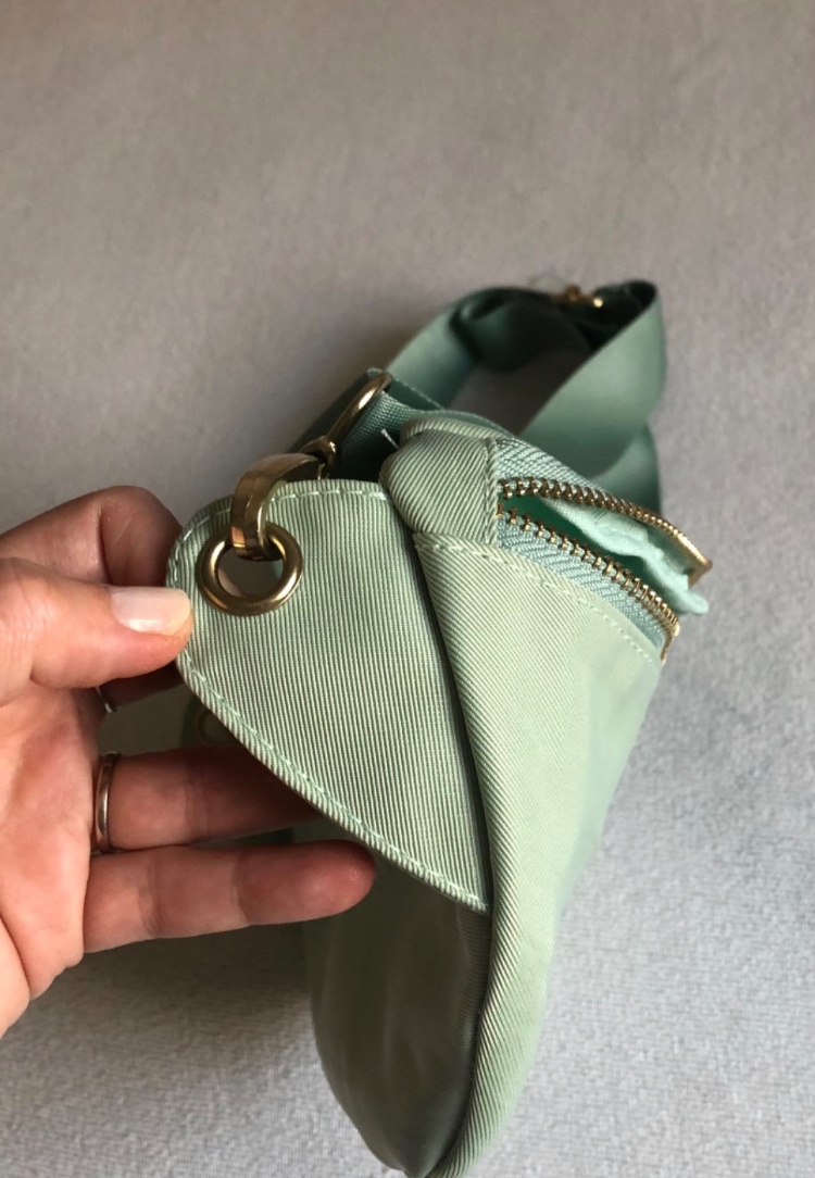 ————-—-Nová mint ľadvinka/kabelka Bench, 8 E————— - 4