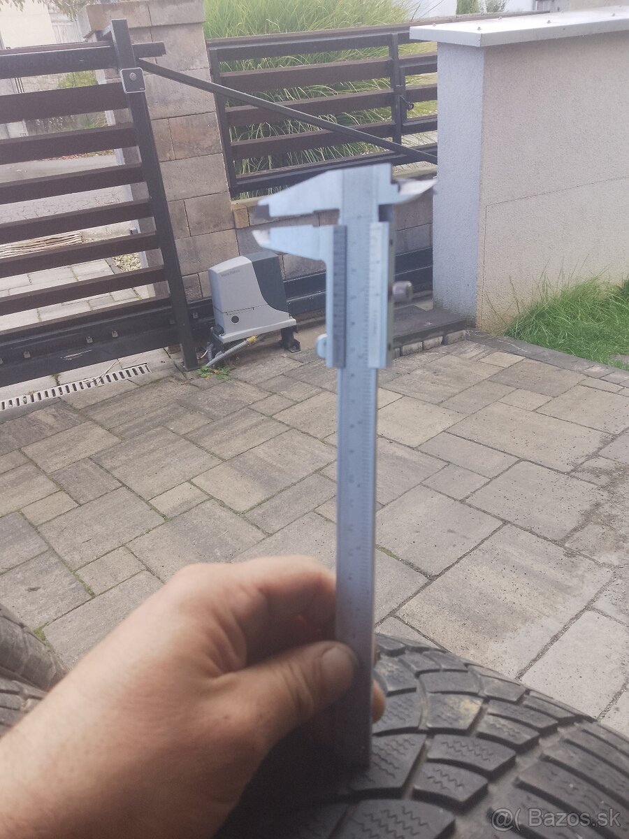 Predám zimné pneu Dunlop 235/55 r18 - 4