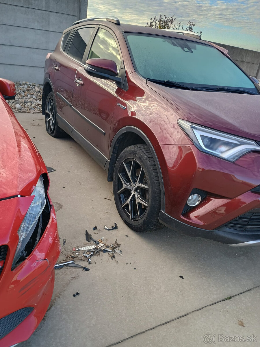 Predám havarovanú Toyotu Rav 4 hybrid 2017