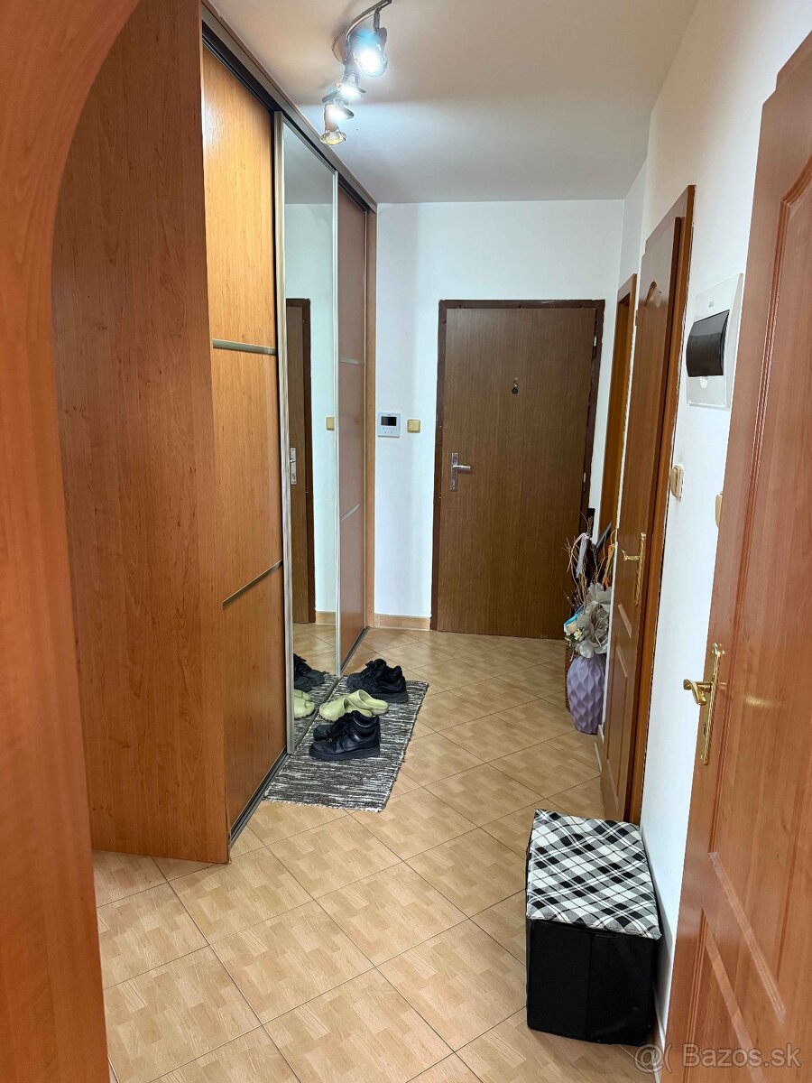 Na predaj: 3-izbový byt - 4