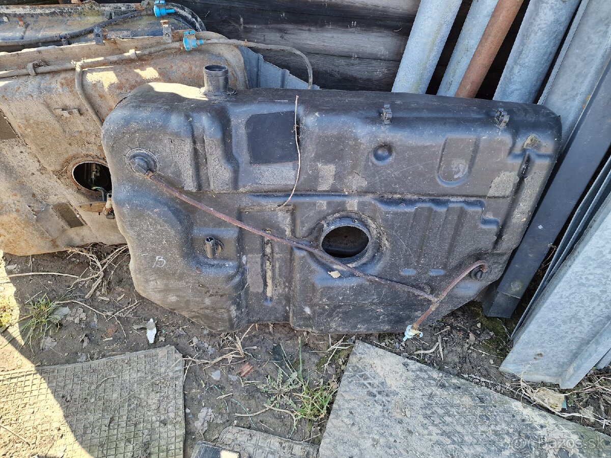 nádrž kia carnival 2.9 - 4