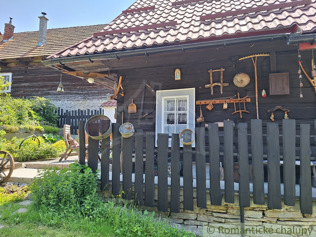 Romantická drevenica s garážou, upraveným pozemkom a teras - 4