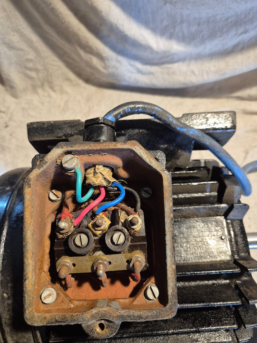 Motor 0,7 kw. 900 ot. - 4