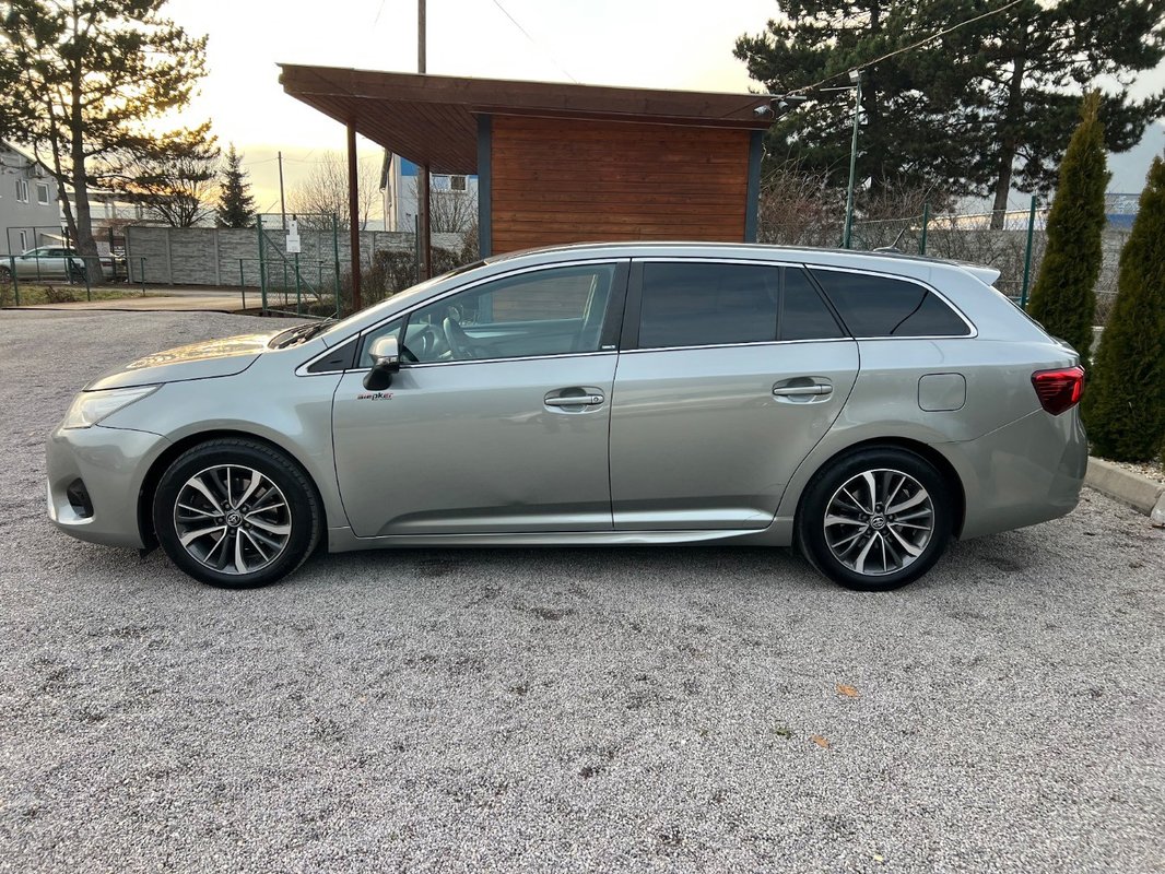 Toyota Avensis Combi 2.0 D-4D S&S Executive - 4