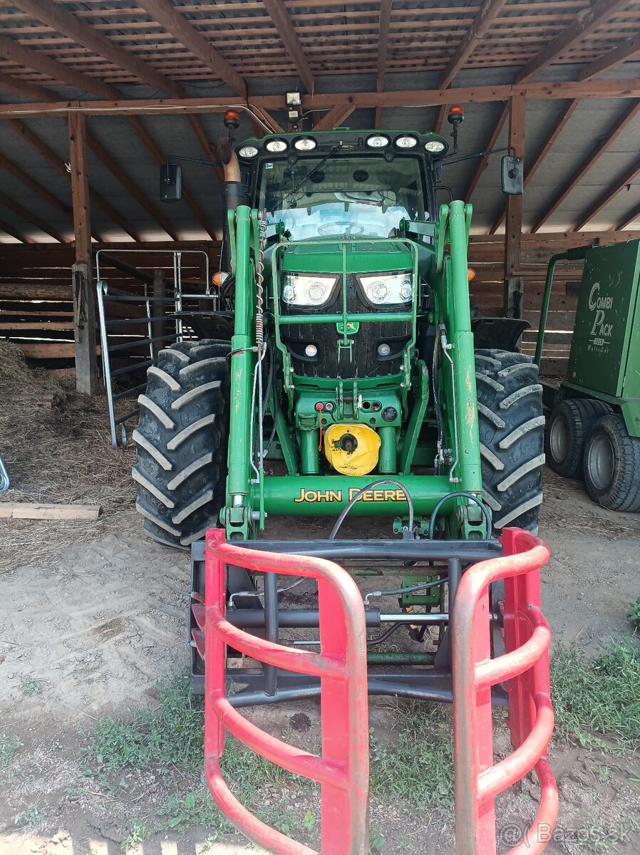 traktor John Deere - 4