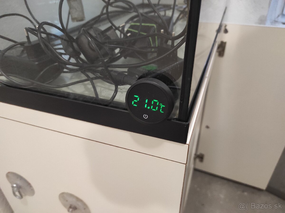 Akvárium so skrinkou a rôzne príslušenstvo. - 4