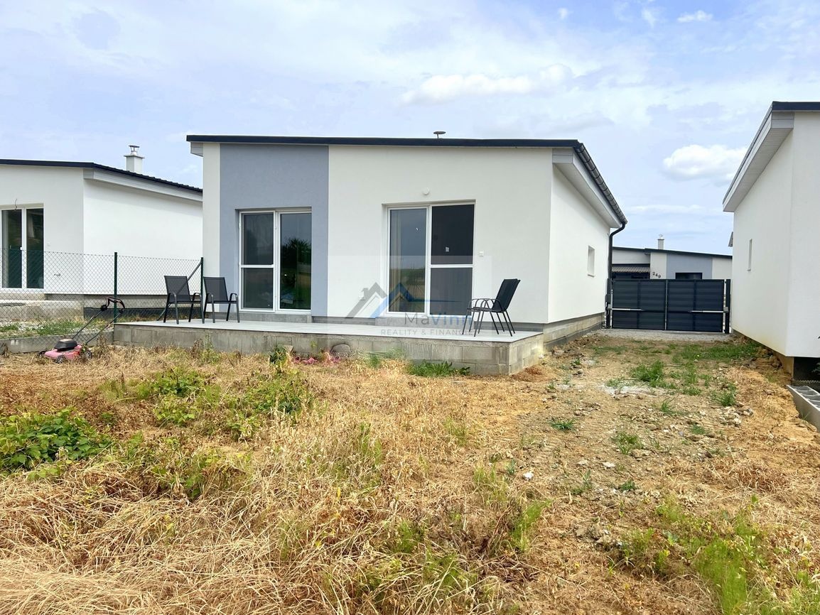 PREDAJ zariadená NOVOSTAVBA s vírivkou vo Dvorci - 4