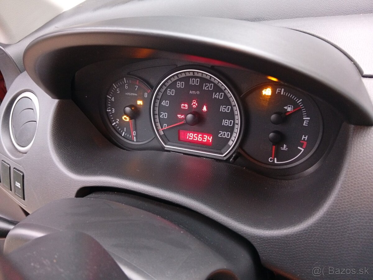 Suzuki swift 1.3 benzín , 68kw , rok výroby 2006 - 4