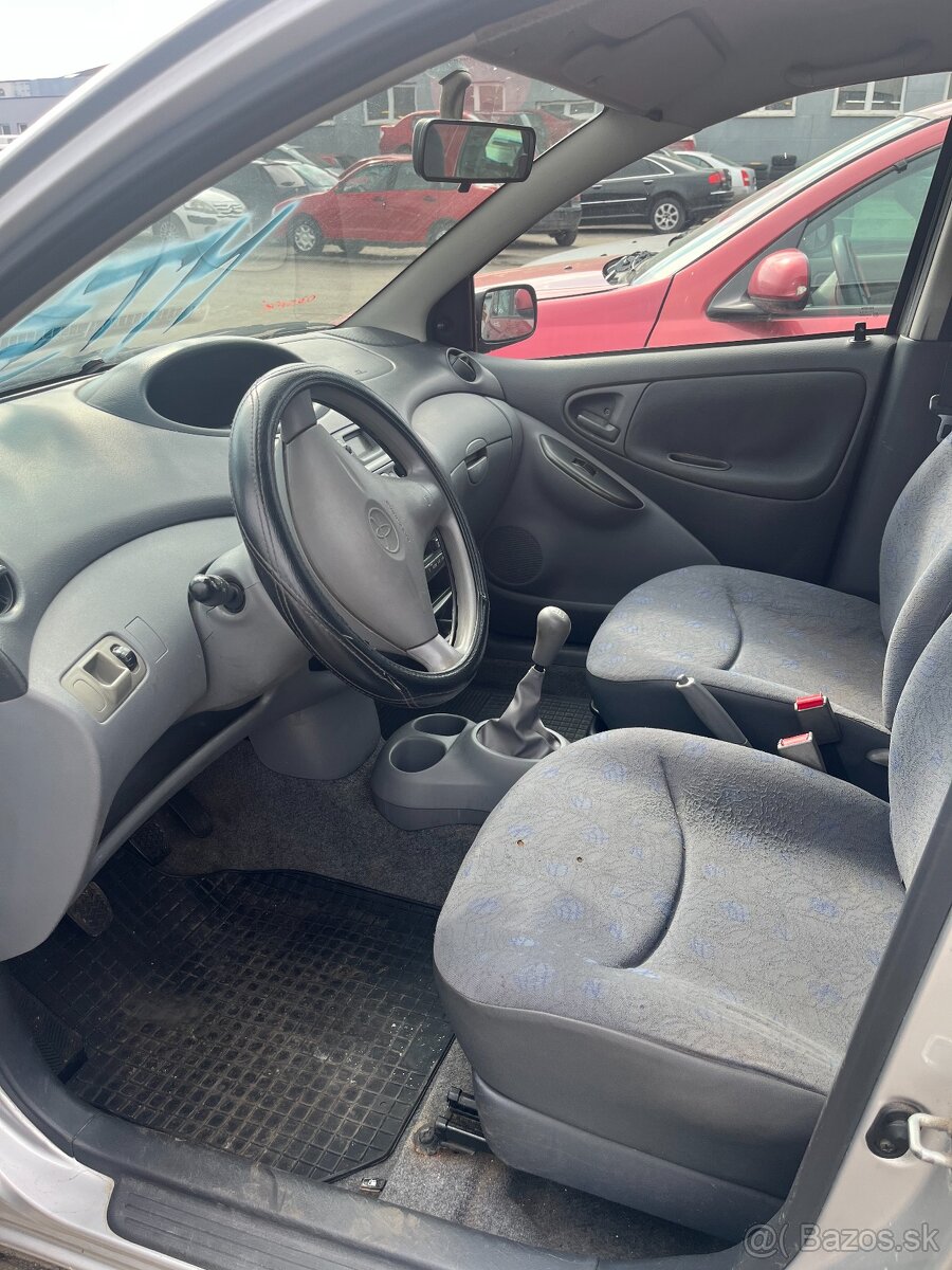 TOYOTA YARIS - 4