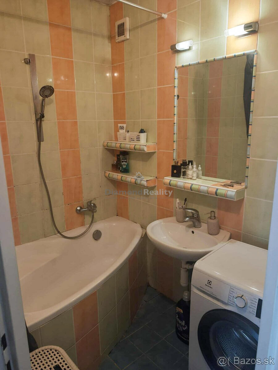 NA PREDAJ VEĽKÝ ZREKONŠTRUOVANÝ 2 IZBOVÝ BYT | 58m2 + LOGGIA - 4