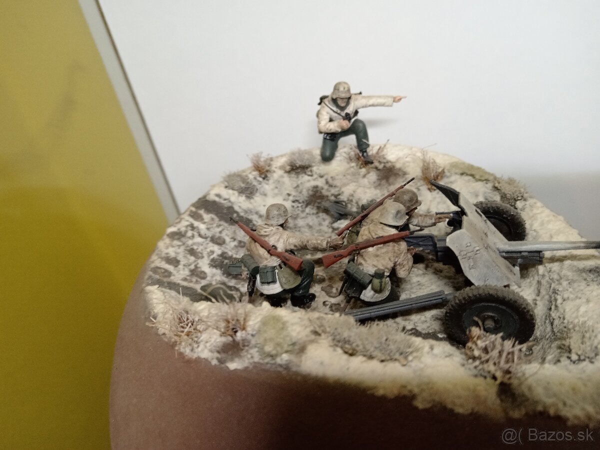 Vitrína s modelmi na predaj. - 4