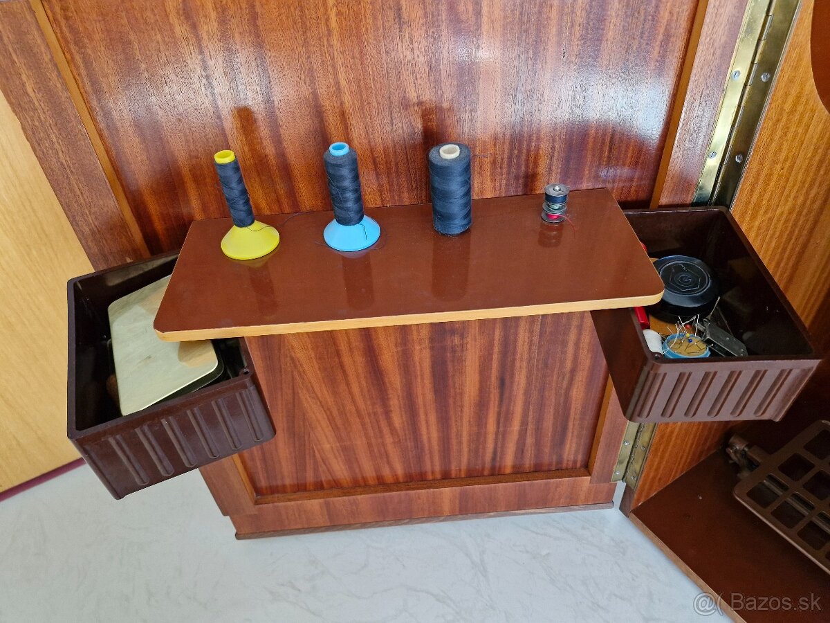 Skrinkový retro šijací stroj LADA - 4