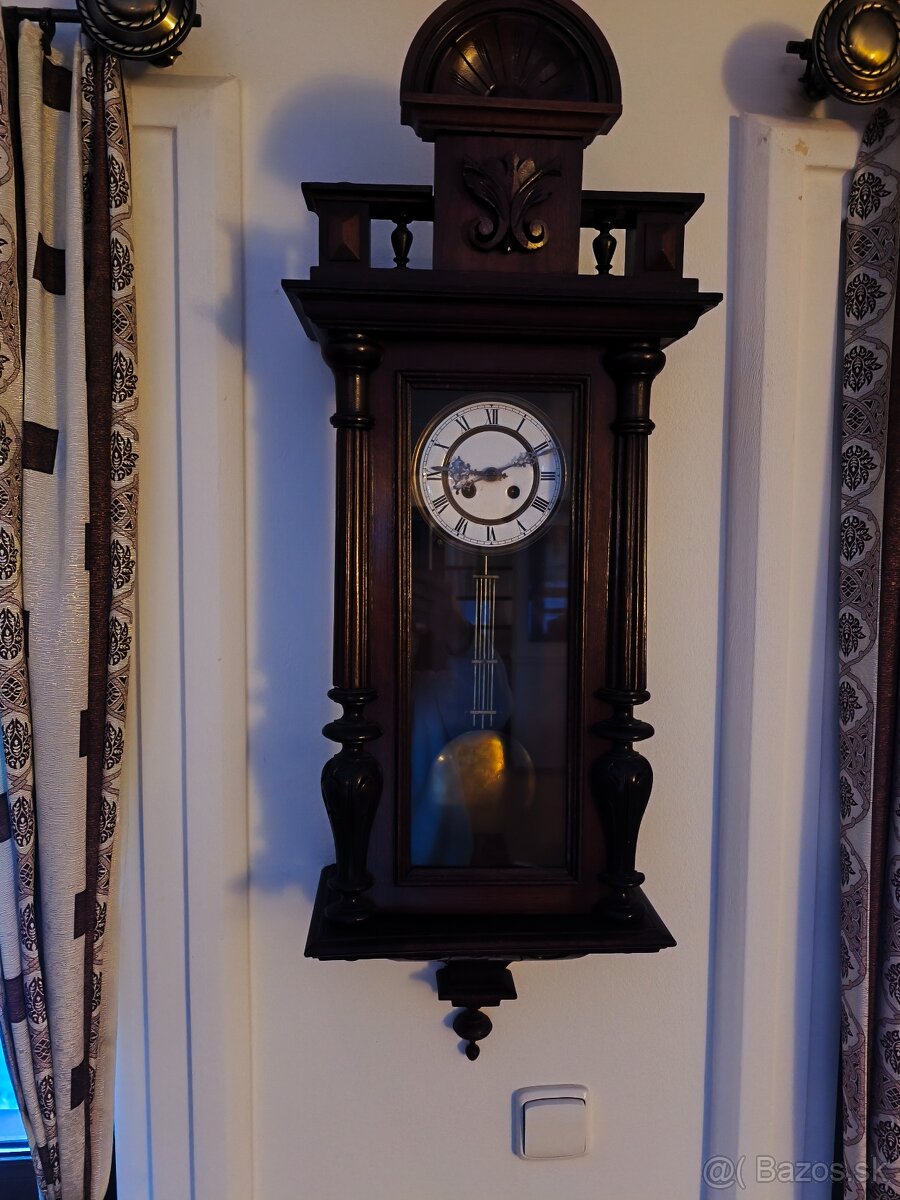 Starožitné hodiny a luster so svietnikmi - 4