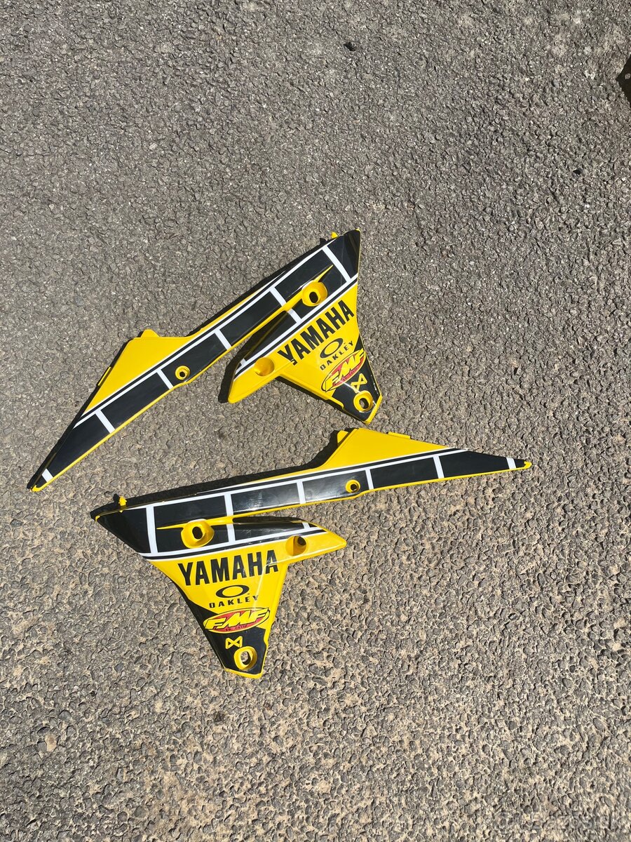 Predám plasty na Yamaha YZF 250 (komplet – bez airboxu)