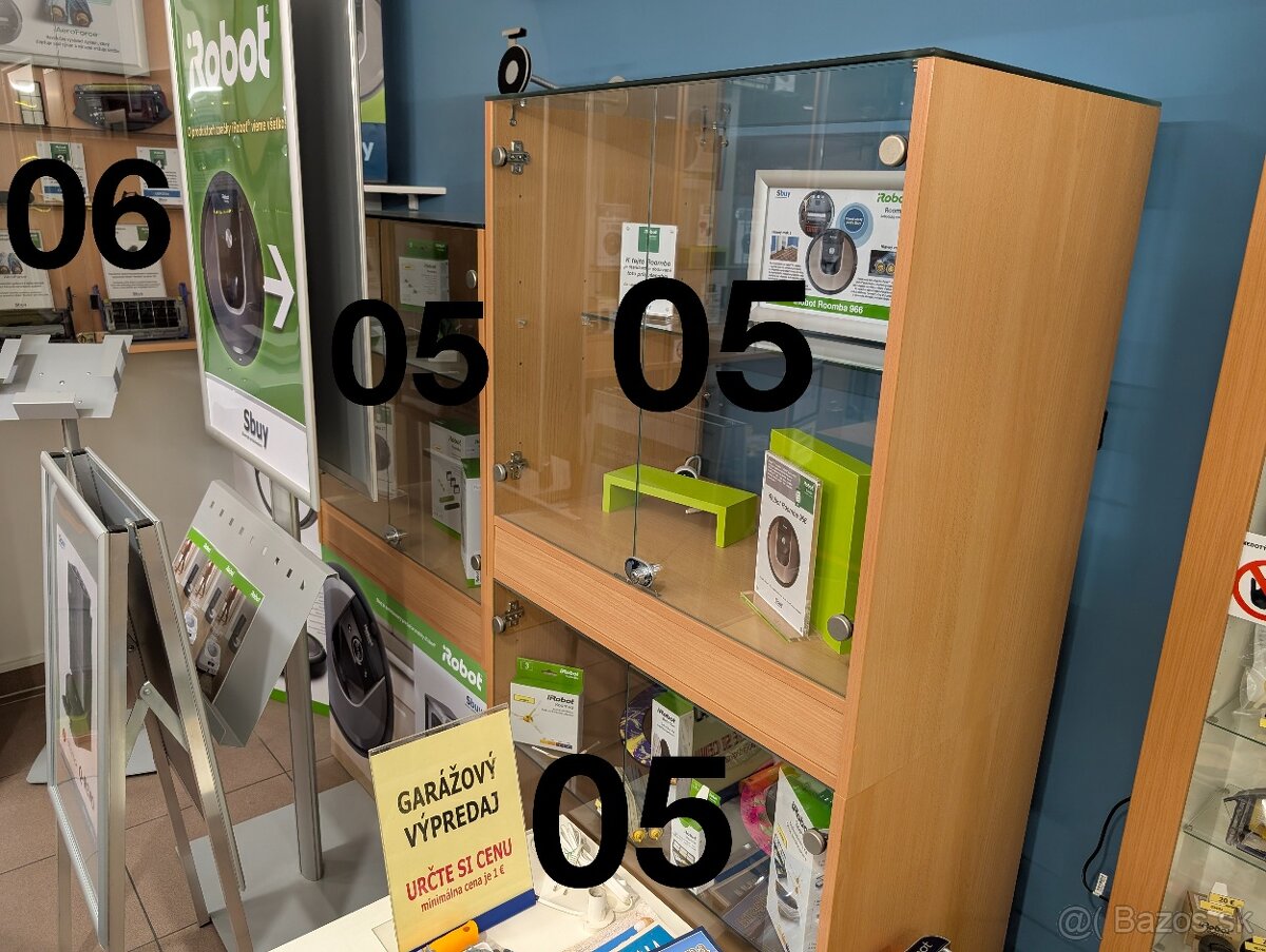 Vitrína (skrinka) a ostatný nábytok plus pútače do predajne - 4