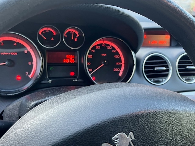 Pegueot 308 1,4 VTI benzin,70 KW,149.000 km - 4