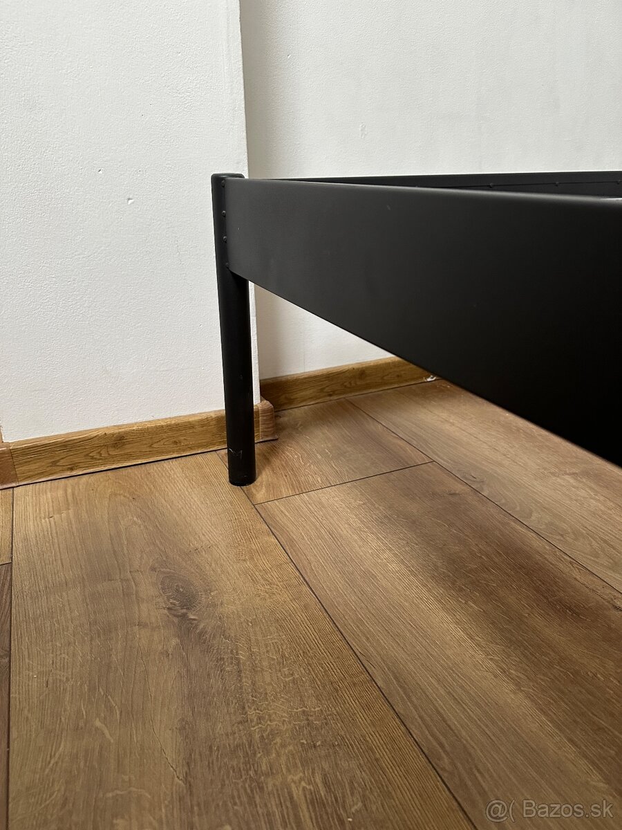 Kovová posteľ 140x200 cm s roštom - 4