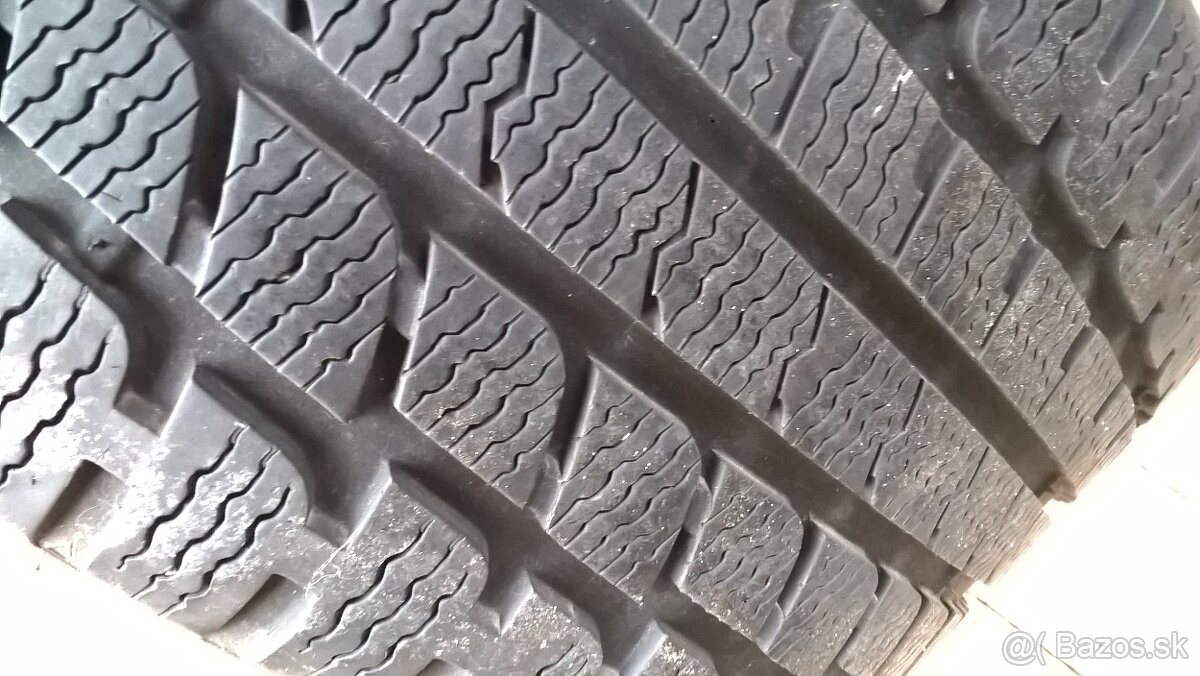 2 ks ZIMNÉ 245/40 R17 95V XL KUMHO cca 7-8 mm LEN 35,-€/kus - 4