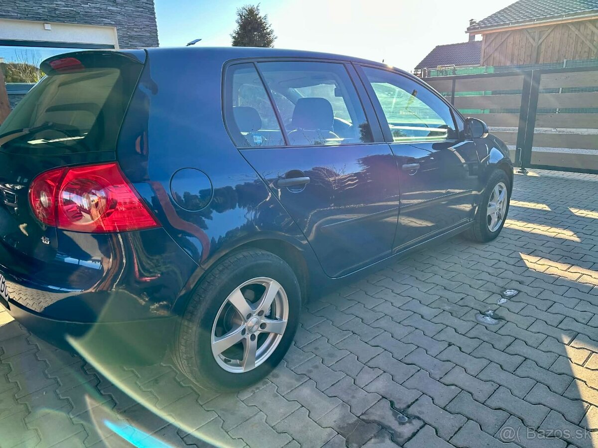 VW GOLF 5 . 1,6 benz - 4