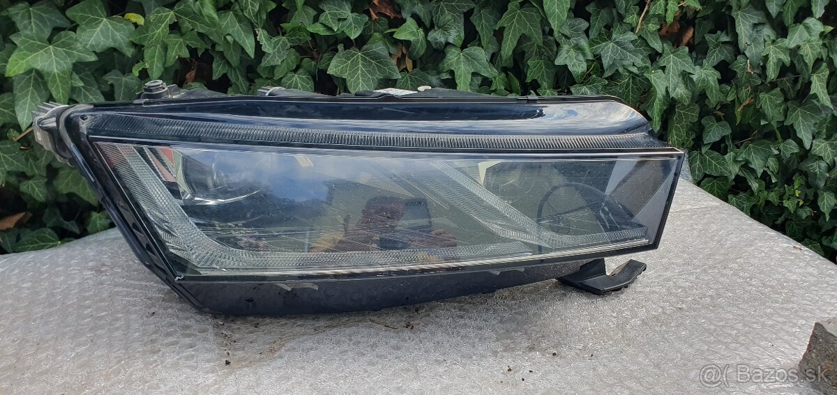 Octavia 4 predný svetlomet R - 4