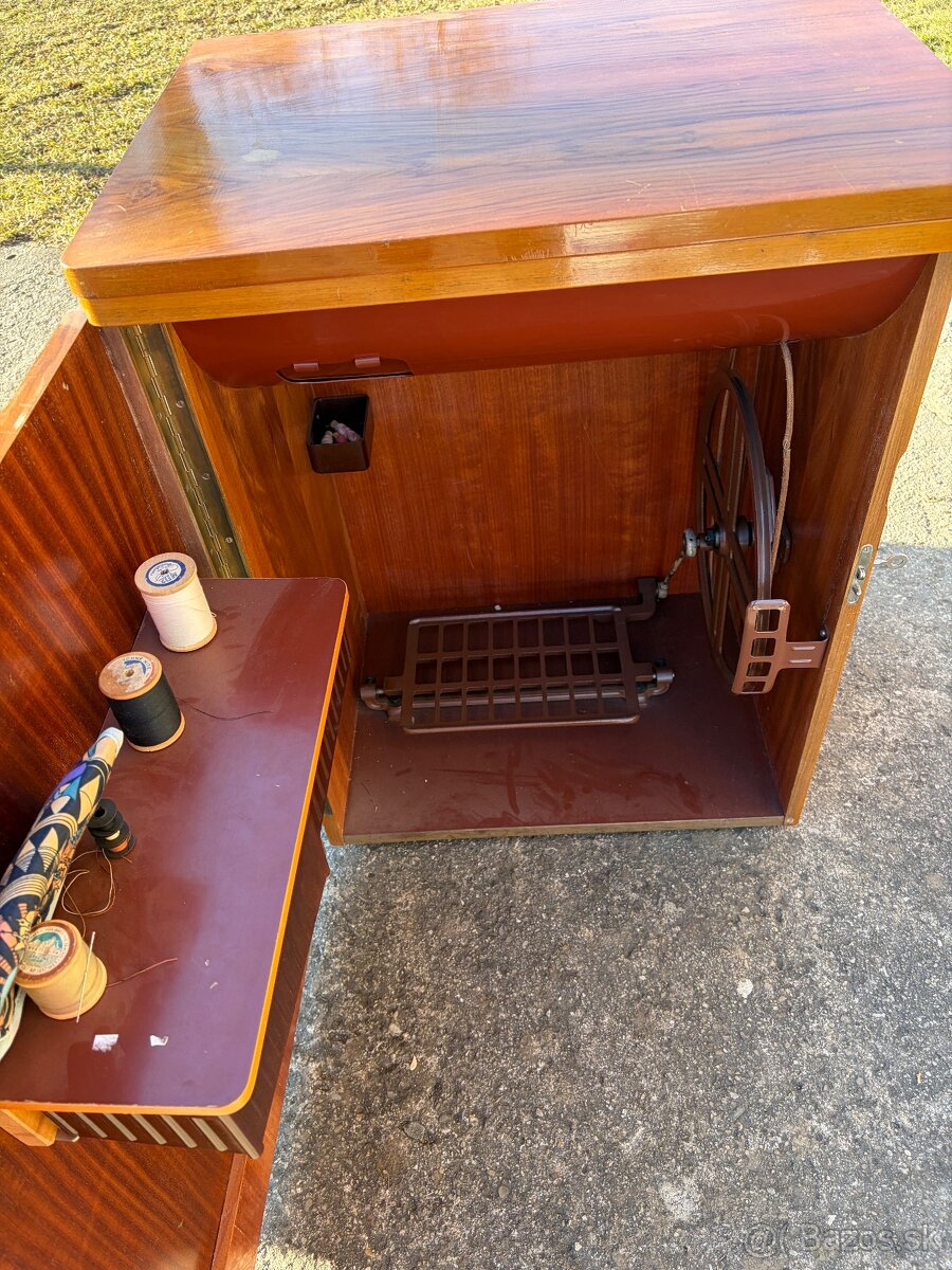Šijací stroj skriňový - 4