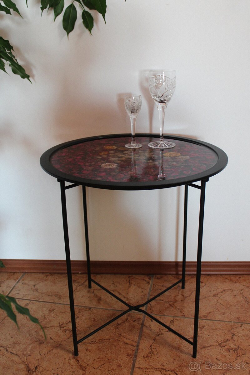 Malý stolík zo živice, ručná výroba - 4