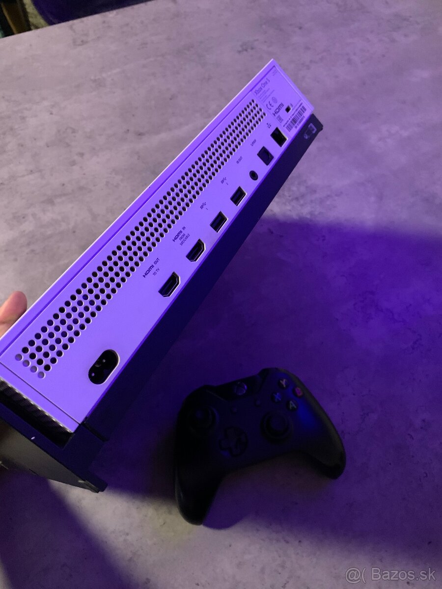 Xbox One S - 4