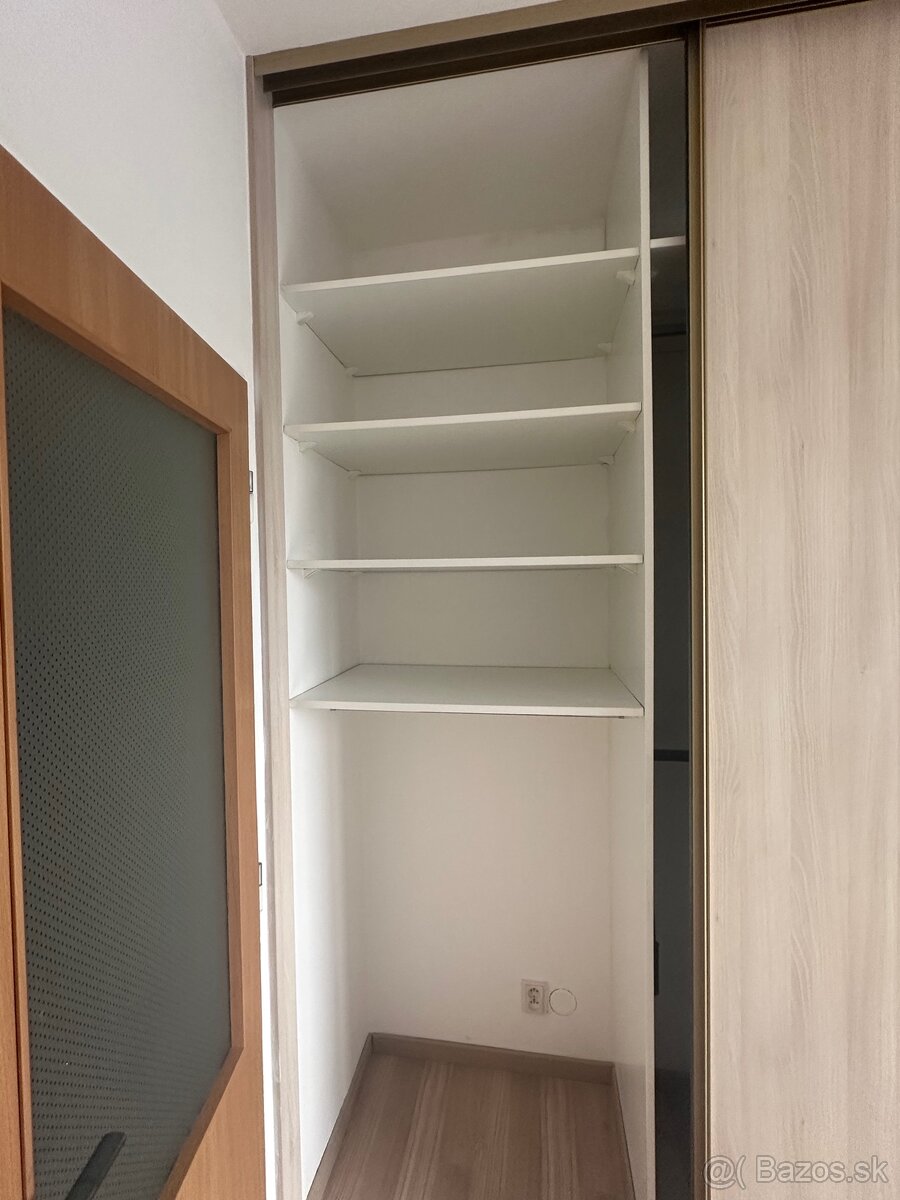 Predám vstavanú skriňu - 4