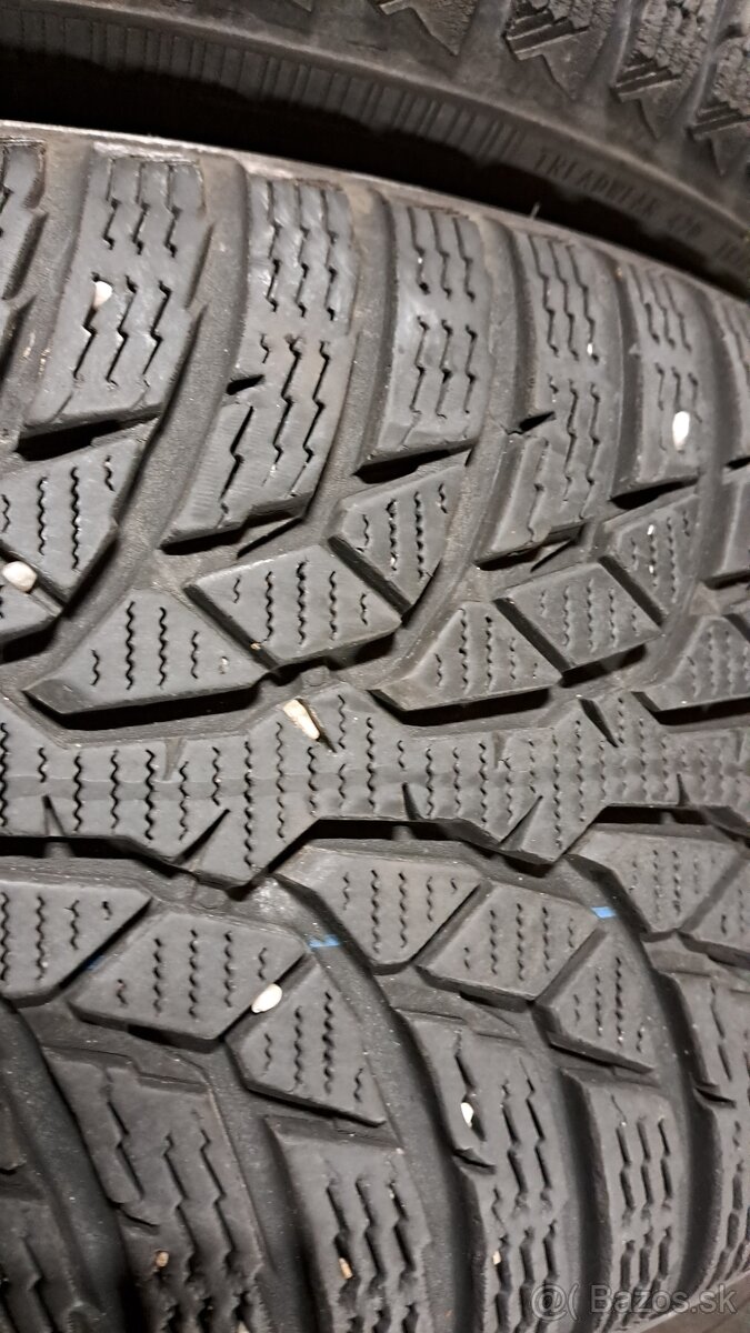 Predám 4ks jazdené zimné 215/60r16-99H Nokian - 4