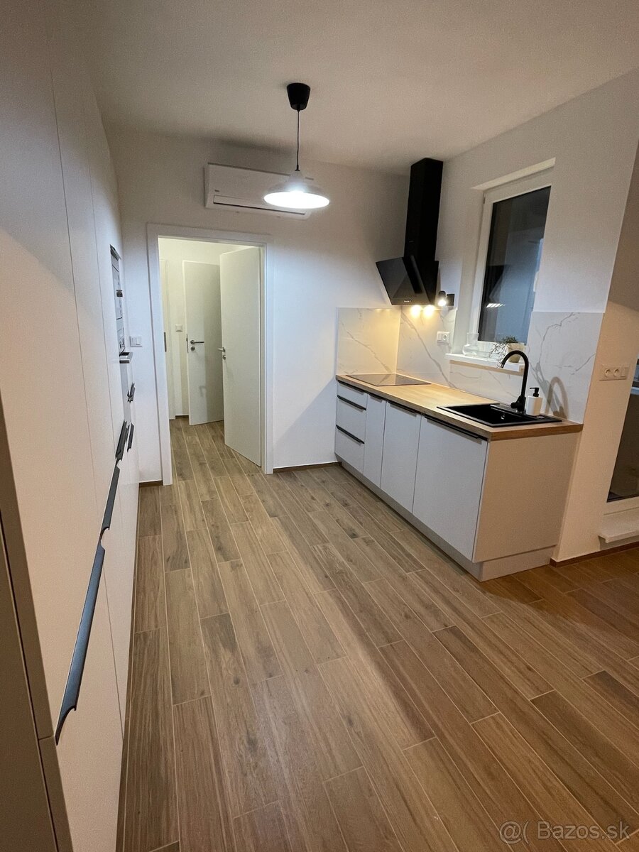 Garsónka s parkovacím miestom a balkónom na prenájom - 4