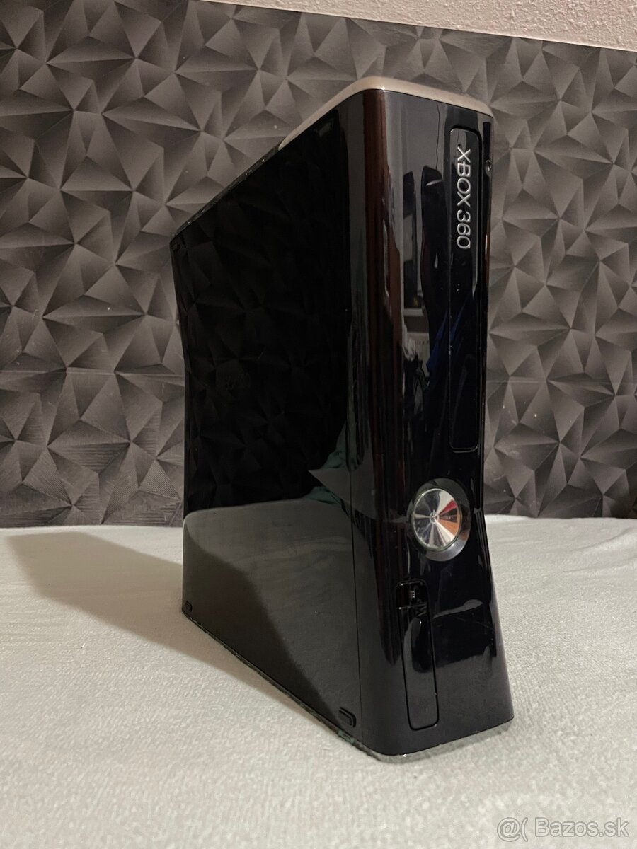 Xbox 360 + 2 ovládače + Kinect + hracia gitara - 4