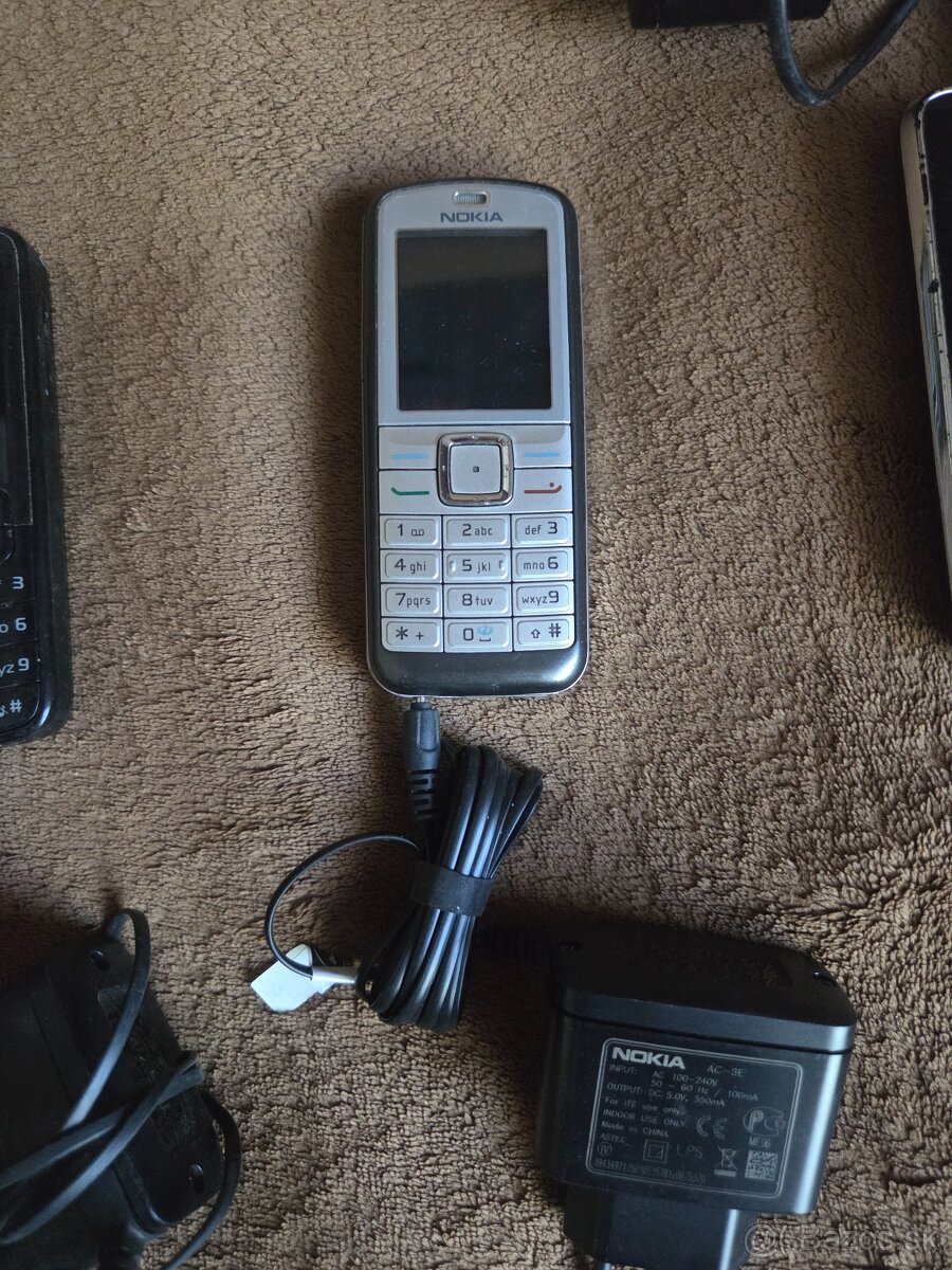 Stare funkcne mobily s nabijackou - 4