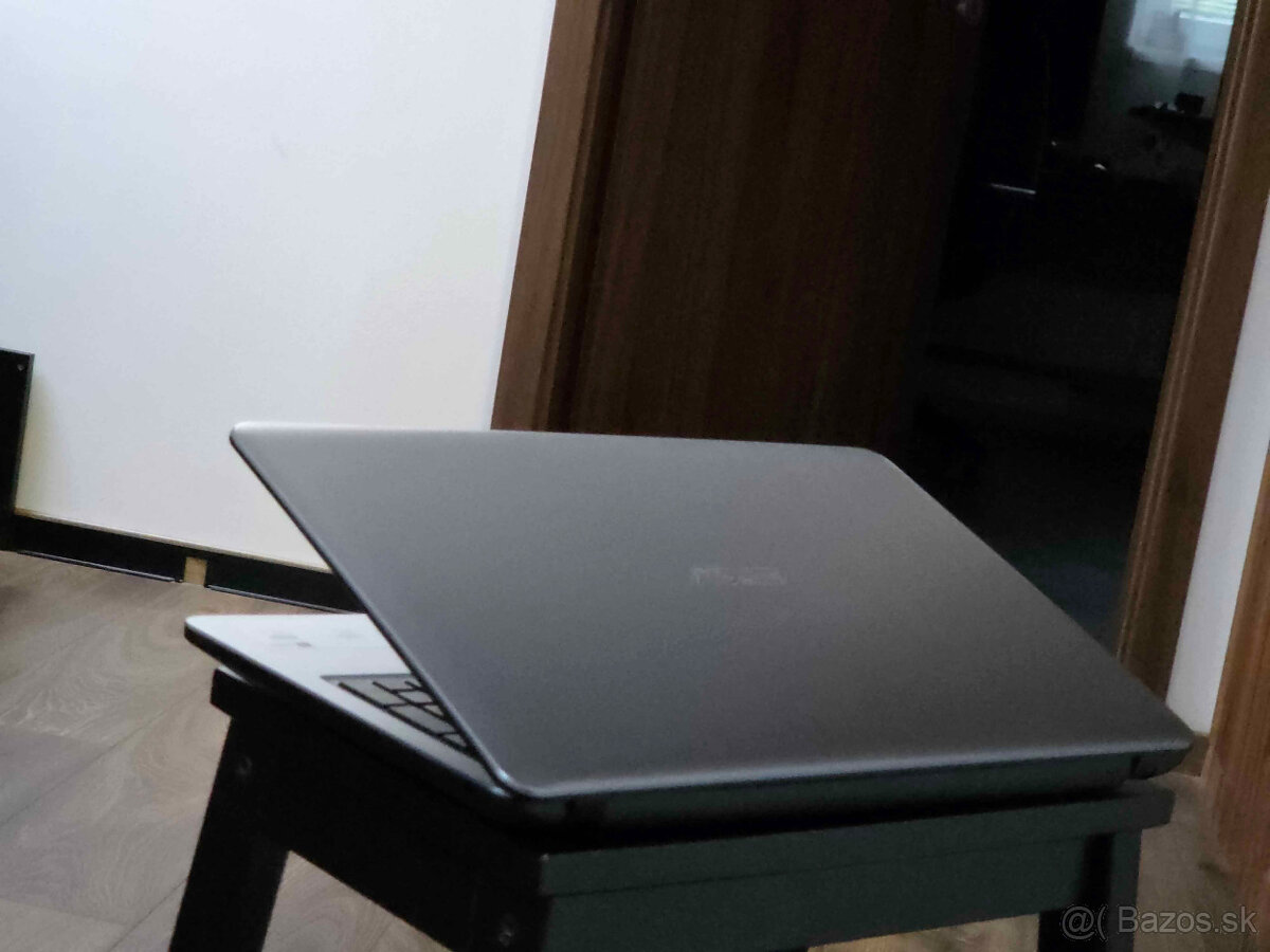 Asus VivoBook 15 – Full HD, rýchle SSD, super stav - 4