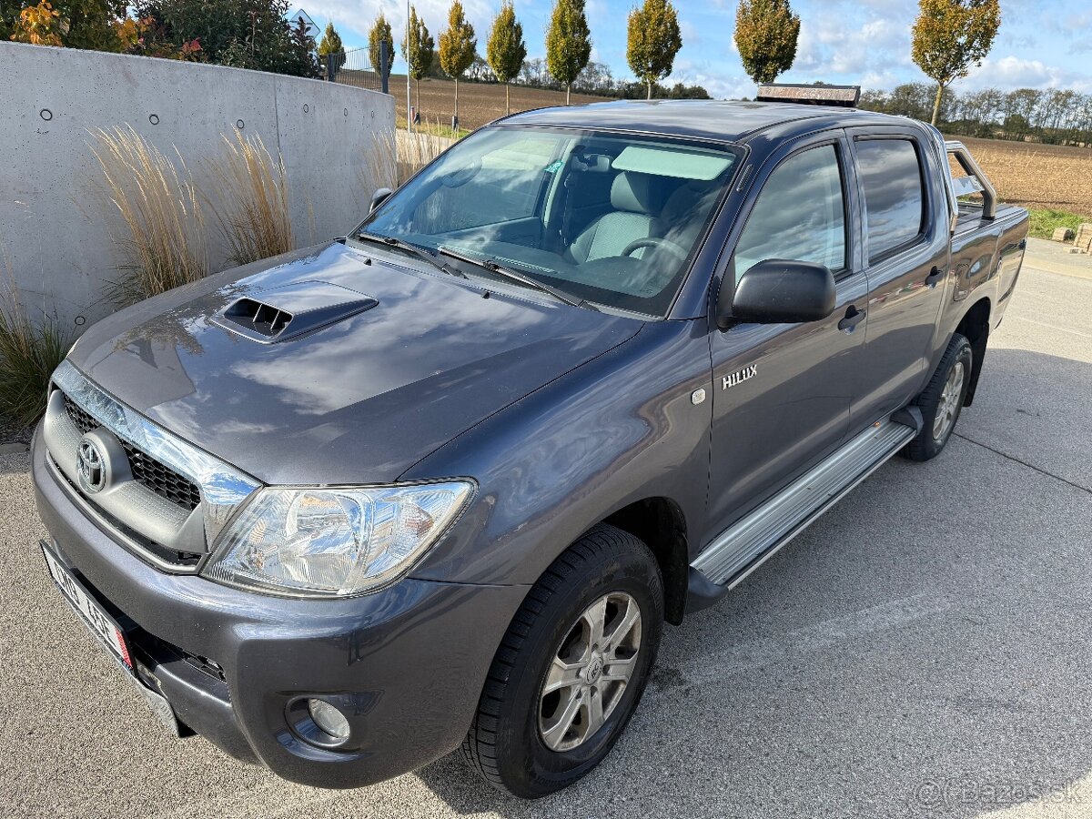 TOYOTA HILUX 2.5D 4X4 + UZÁVIERKA ZAD. DIFERENCIÁLU