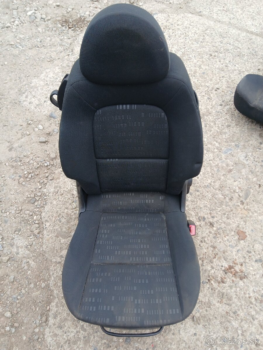 Mitsubishi Colt CZ3 - sedačky - 4